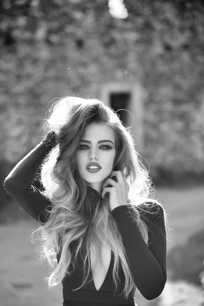 Sexy jeune femme aux cheveux longs — Photo