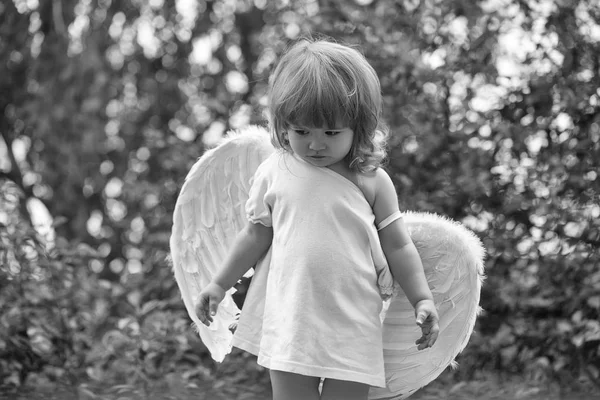 Маленький хлопчик в ангельських крилах — стокове фото