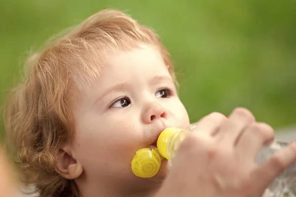 Baby boy pitné vody — Stock fotografie