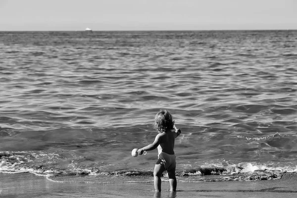 海の水の小さな男の子 — ストック写真