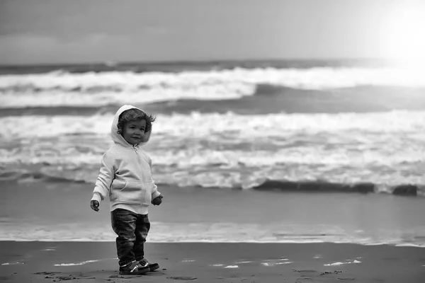 Bambino in cappotto con cappuccio — Foto Stock