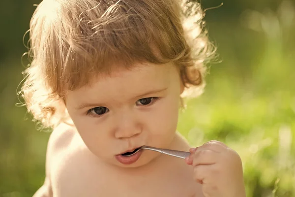 Babyjongen met lepel — Stockfoto