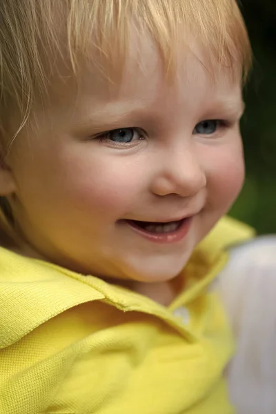 Kid boy sorriso com olhos azuis no rosto adorável — Fotografia de Stock