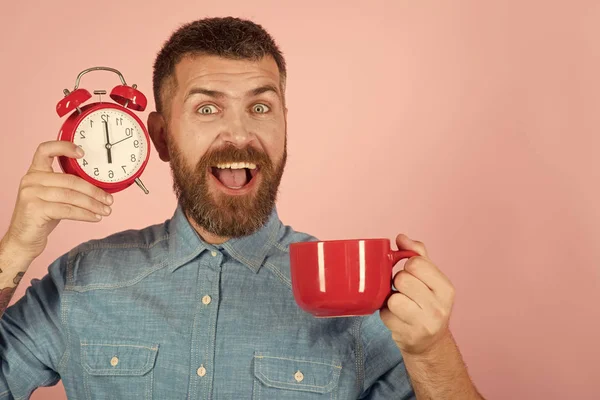 Hipster con taza de leche, tiempo, espacio para copiar —  Fotos de Stock