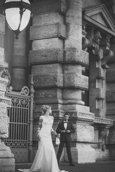 Hochzeitspaar in der Nähe von Steinhaus — Stockfoto