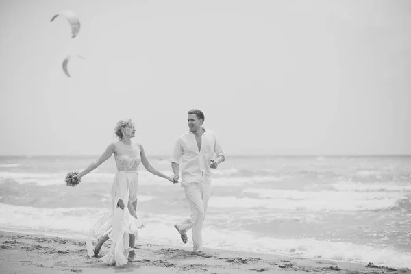 Tierna pareja de boda en la playa — Foto de Stock