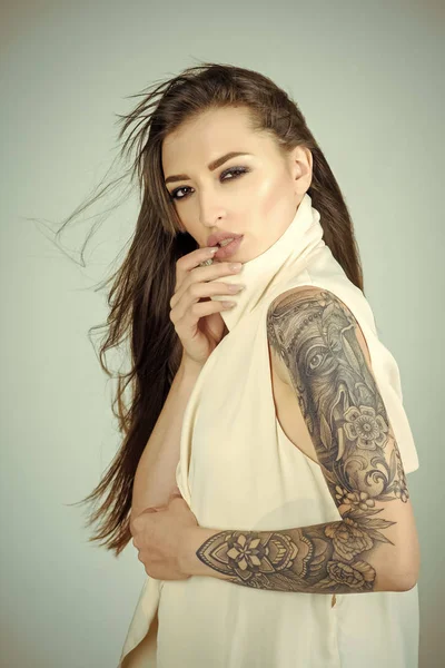 Mulher de beleza com pintura de tatuagem, arte, design — Fotografia de Stock