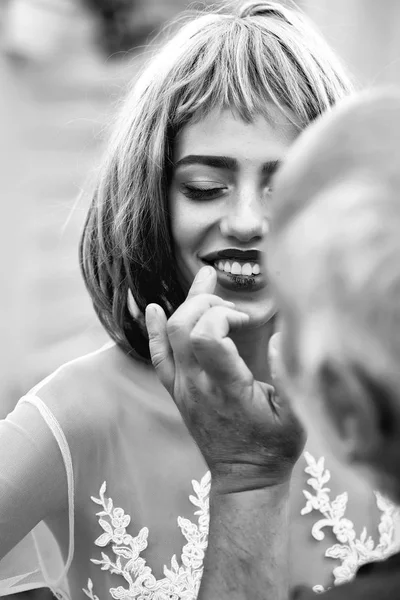 Modelo bonito con maquillaje de moda brillante — Foto de Stock