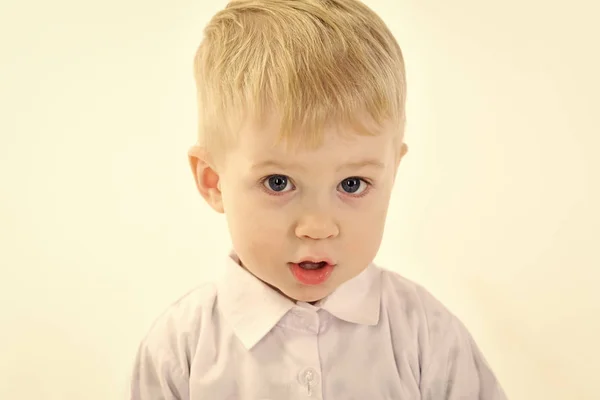 Gelukkig kind, kleine jongen in een wit T-shirt — Stockfoto