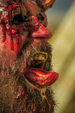 Cadılar Bayramı vampir adam yüz kanlı diliyle