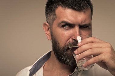 Sakallı adam su iç