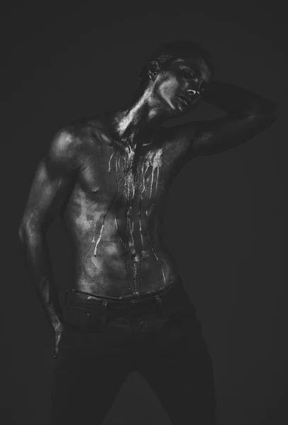 Concepto de moda y masculinidad. Hombre con torso desnudo — Foto de Stock