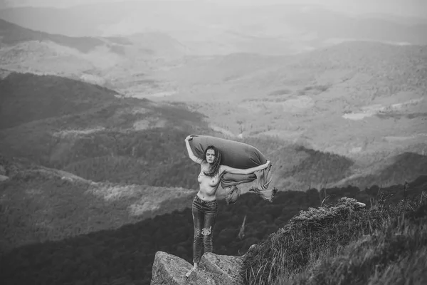 Chica bonita en la pendiente de la montaña —  Fotos de Stock