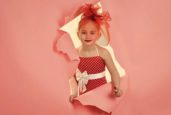 Enfant fille en robe élégante, maquillage. enfant fille sur fond rose . — Photo