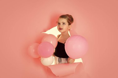 Güzellik ve moda, punchy pastel. güzellik stüdyosu ile mutlu küçük kız