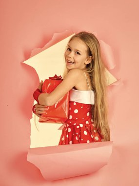 Çocukluk ve mutluluk, hediye kutusu. çocukluk, mutlu Doğum günü kızı