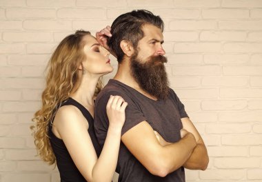 Aşık çift beyaz tuğla duvara sarılmak