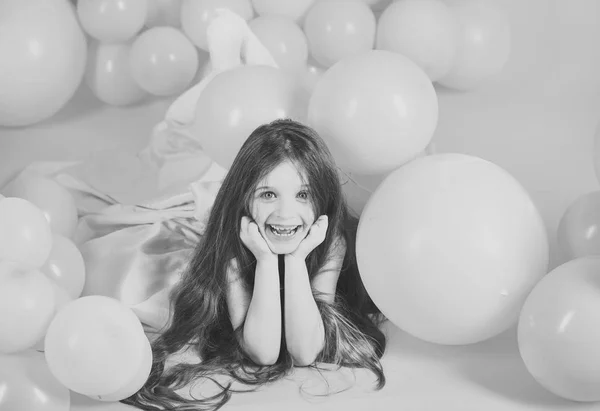 Menina bonito em balão rosa — Fotografia de Stock