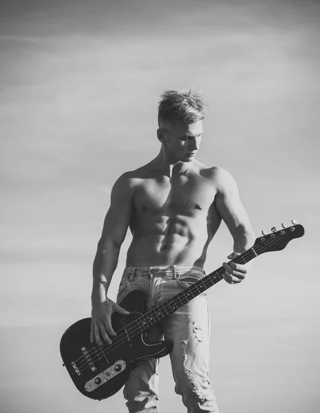 Kytarista muž s šesti pack, ab v džínách venkovní — Stock fotografie