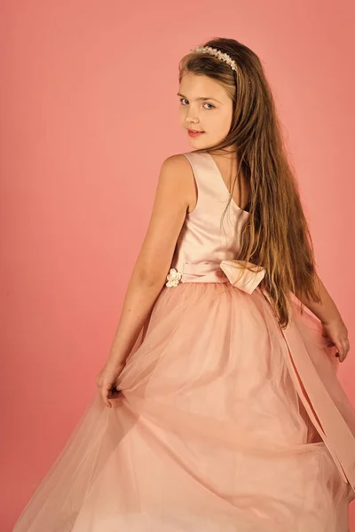 Μόδα και ομορφιά, μικρή πριγκίπισσα. Κοίτα, κομμωτήριο, μακιγιάζ. Μόδα μοντέλο σε ροζ φόντο, ομορφιά. Κοριτσάκι σε μοντέρνο φόρεμα, prom. Παιδί κορίτσι στο φόρεμα κομψό αίγλη, κομψότητα — Φωτογραφία Αρχείου