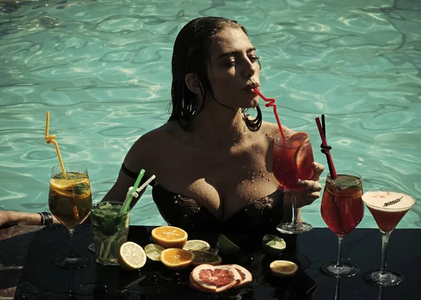 Κορίτσι στην πισίνα με κοκτέιλ και φρούτα σε καλοκαιρινές διακοπές — Φωτογραφία Αρχείου