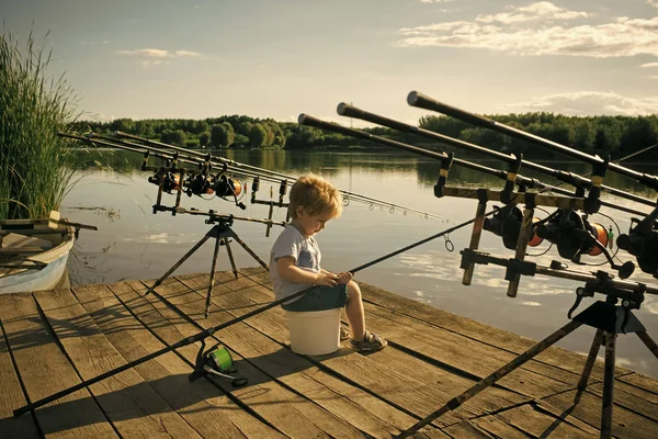 渔夫男孩用钓鱼竿在木码头 — 图库照片