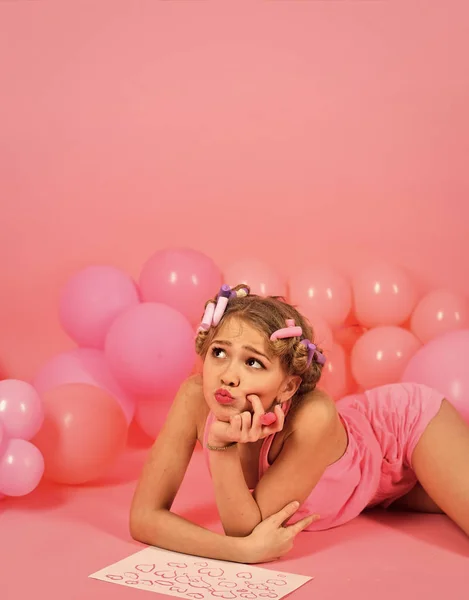 Cartão de papel com corações pintados por menina . — Fotografia de Stock