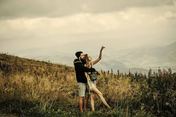 Romantic couple on mountain top — Stock Photo, Image