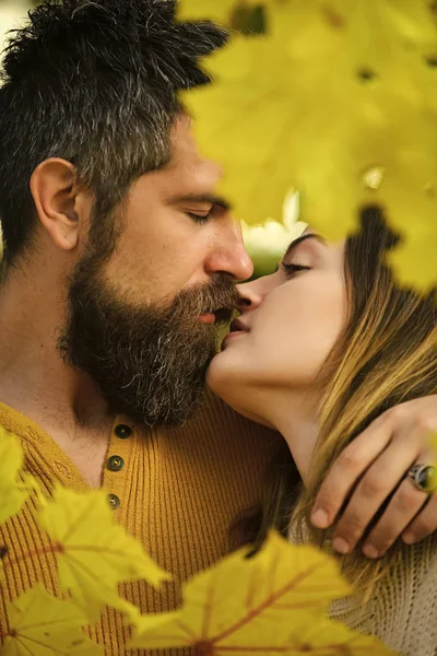 Hombre y mujer en hojas de árbol amarillo . —  Fotos de Stock