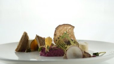 Şanti püresi ya da yapıştırma karamelize şeker şeker, salata, sebze beyaz arka plan üzerinde plaka üzerinde kahverengi ekmek parça ile lezzetli snack. Modern moleküler gastronomi