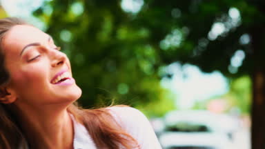 Seksi kız eğleniyor. Genç güzel genç kadın eğleniyor. Casual kız eğleniyor.