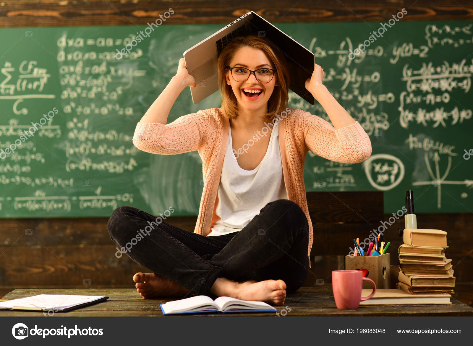 Gode Lærere Finner Hva Som Gjør Elevene Interessert Bruker Det – stockfoto  © Tverdohlib.com #196086048, image size:1600x1173