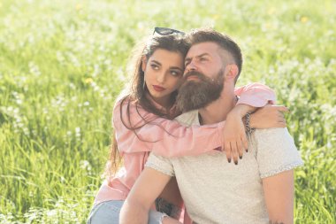 Sakal ve kadın oturur bahar günü çimenlerin üzerinde olan adam. Aşık çift zaman açık havada ve hugs harcamak. Rüya gibi yüzleri çayır, Doğa arka plan üzerinde oturan bir çift gördüm. Bahar eğlence kavramı