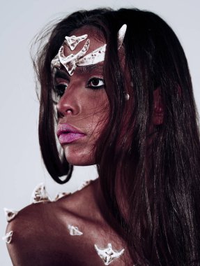 Sanatsal makyaj, Cadılar Bayramı kavramı ile kadın portresi. Dikenler kırmızı deri ile karşı karşıya. Karanlık şeytani güç. Profesyonel makyaj sanatçı-stilist karmaşık iş.