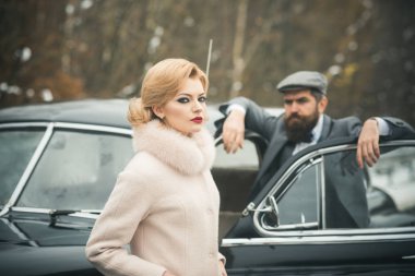 Mafya. ciddi kadın ceket ve sakallı adam sürücü