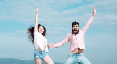 Çift atlama, gökyüzü arka plan üzerinde aşık. Sakal ve genç kadın ile mutlu topla adamım. Hayattan zevk enerji kaç dolu. Özgürlük kavramı. Çift özgür ve mutlu hisseder.