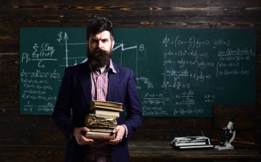 Yetişkin öğrenciler sınıf iç tatilinde gülümseyerek. öğrenme ve insanlar kavramı. Öğretmen öğrencilerin sadece ona bağlı olabilir biliyorum sağlar.