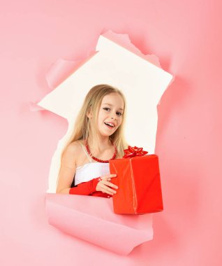 Boxing günü, tatil kutlama ve parti. Alışveriş paketi, siyah Cuma ile küçük kız. Doğum günü ve Noel. Mevcut Pack, siber Pazartesi kız çocuk. Çocukluk ve mutluluk, hediye kutusu.