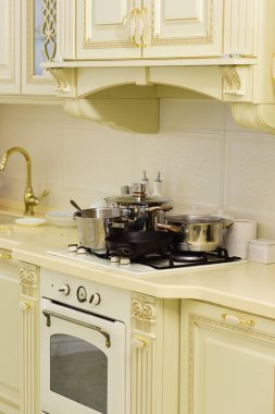 Evde kavramı yemek. Soba ve lavabo mutfak tezgah üzerinde aletleri ile. Tencere ve tava üzerinde beyaz duvar karosu ocakla. Mobilya ve mutfak aletleri. Vintage tarzı mutfak tasarım.