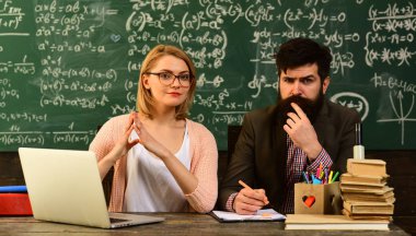 Modern öğretmen hipster matematik formülüyle, konuşmacı olarak Üniversitesi toplantı konferans sınıfta büyük yazı tahtası üzerinde başarılı öğrenciler çoğunlukla yaratıcı yazma,