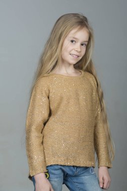 Mutlu gülümseyen çocuk üzerinde gri arka plan, moda