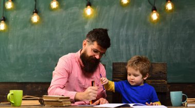 Güzel öğretmen öğrenci ilköğretim okulunda sınıfta yardım. Öğretmen öğrencinin öğrenme stilleri karşılamak için teknikleri ayarlar. Öğretmek bilgi paylaşma olanağı olduğunu.