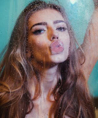 Fitness ve diyet. Plastik şeffaf levha ile su tutan seksi ince kadın fitness kavramı gösterir