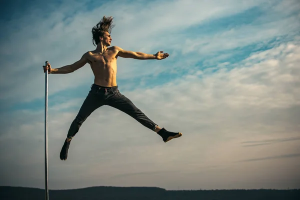 Pólo Dança Ajuste Homem Exercitando Com Pilão Livre — Fotografia de Stock