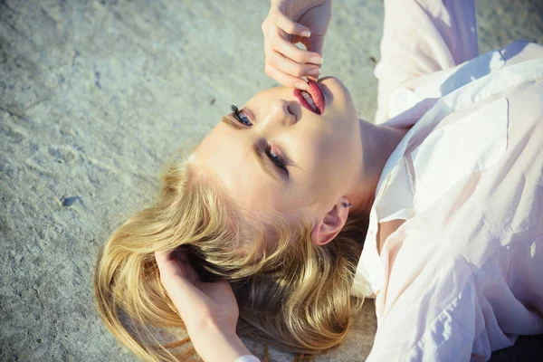 Meisje Met Lang Blond Gezond Haar Leugen Betonnen Ondergrond Schoonheid — Stockfoto