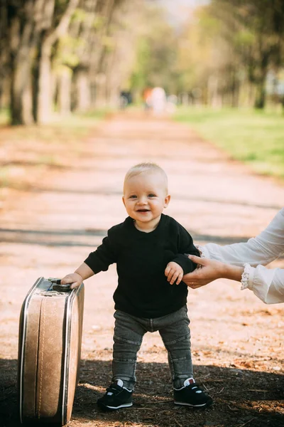 Kinderreisen Den Urlaub Mit Der Tasche Der Hand Der Mutter — Stockfoto