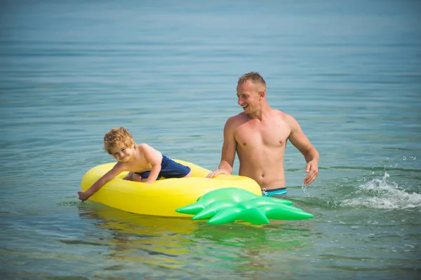 Vater Und Sohn Schwimmen Vatertag Wasser Vater Und Sohn Sommerurlaub — Stockfoto