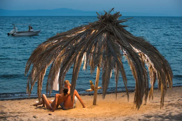 Pareja Sentada Juntos Relajándose Playa Paradisíaca Mirando Horizonte — Foto de Stock