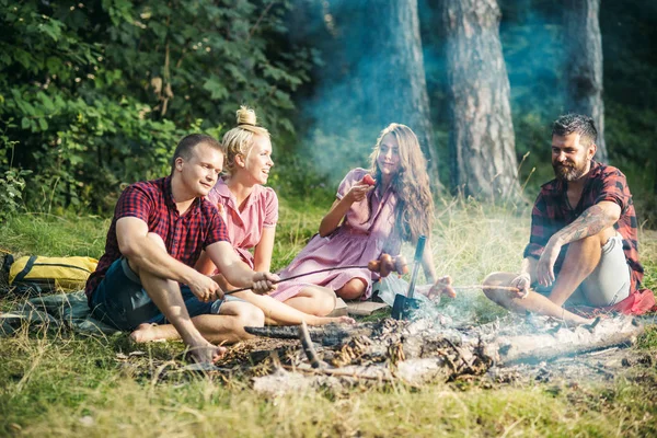 Grupo Amigos Acampando Floresta Casais Felizes Cozinhando Salsichas Sobre Fogo — Fotografia de Stock