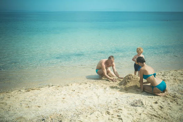 Anne Baba Ile Oğlu Deniz Kıyısı Oynamak Aile Harcamak Zaman — Stok fotoğraf